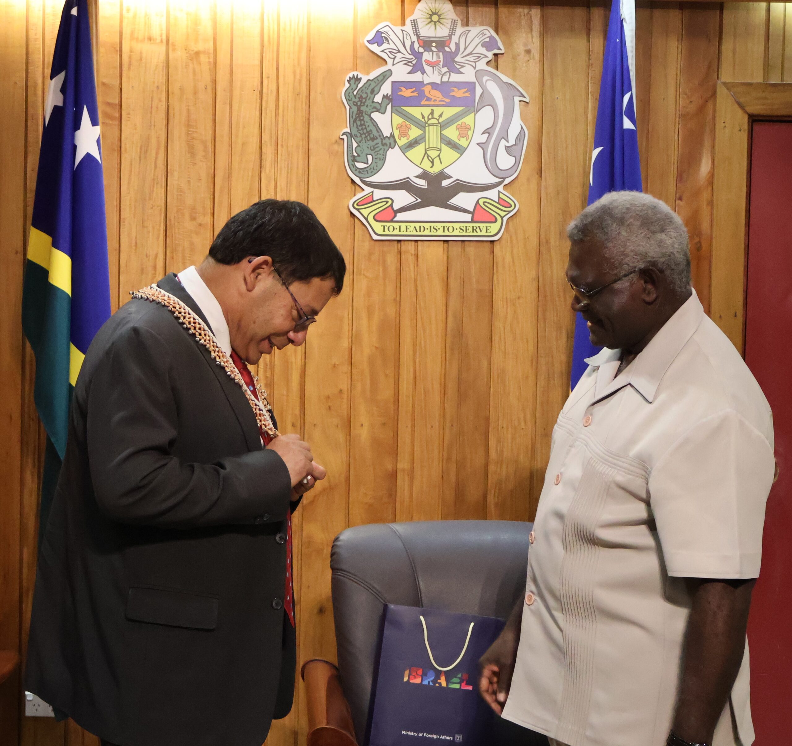 Ambassador Rosenblit appreciating a local gift from PM Sogavare.IMG 8023 scaled